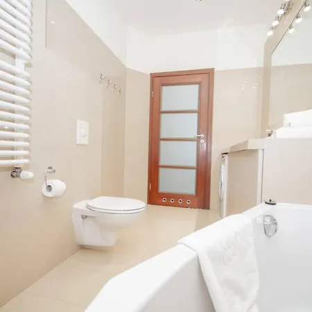 Inpoint 2-bedrooms With Private Garden And Free Parking Apartament *