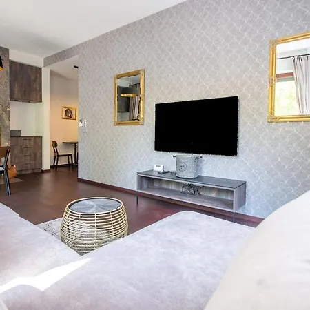 Inpoint 2-bedrooms With Private Garden And Free Parking Appartement