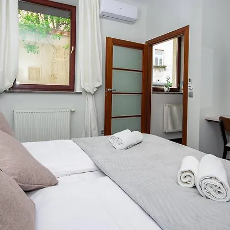 Inpoint 2-bedrooms With Private Garden And Free Parking Appartement Krakau