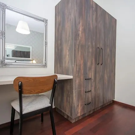 Inpoint 2-bedrooms With Private Garden And Free Parking Appartement Krakau