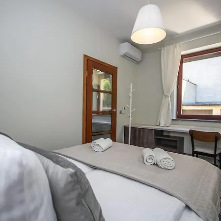 Inpoint 2-bedrooms With Private Garden And Free Parking Διαμέρισμα Krasków